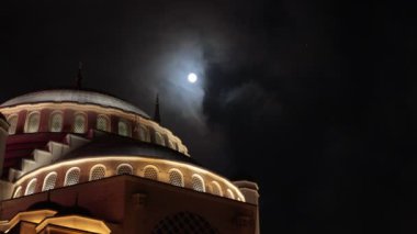 Ramazan veya İslami kavram videosu. Gece cami ve dolunay. Laylat al-Qadr veya kadir gecesi 4k arkaplan görüntüsü.