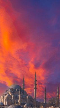 Süleyman Camii ve dramatik bulutlar. Ramazan veya İslami kavram dikey görüntü. 
