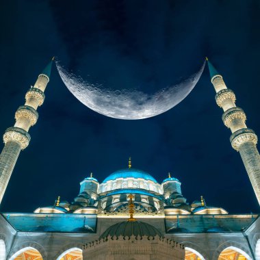 Ramazan veya laylat al-Qadr veya kadir gecesi veya İslami konsept imajı. Cami ve hilal ay. 