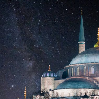 Sultanahmet Camii veya Mavi Cami ve Samanyolu. Ramazan, İslami veya laylat al-Qadr veya kadir geci konsept resmi.