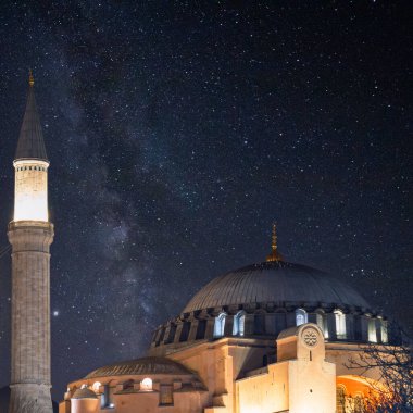 Ayasofya Camii ve samanyolu Ayasofya. Ramazan, İslami veya laylat al-Qadr veya kadir gecesi kare format konsepti resmi. Gürültü dahil.