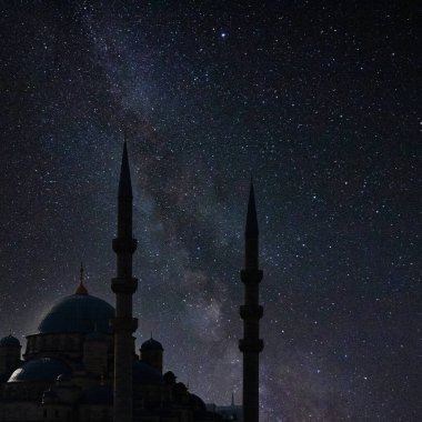 Cami ve samanyolu. Ramazan veya İslami konsept imajı. Gürültü dahil.