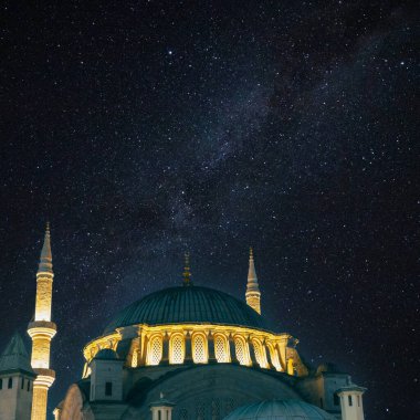 İslami arka plan. Samanyolu ile Nuruosmaniye Camii. Ramazan Kareem ya da bayram mübareği ya da laylat al-Qadr ya da kadir gecesi konsept resmi. Gürültü dahil.