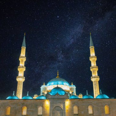 İslami arka plan. Eminonu Yeni Cami ya da Samanyolu ile Yeni Cami. Ramazan veya laylat al-Qadr veya kadir gecesi kavramı. Gürültü dahil.