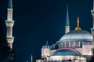 Sultanahmet Camii ya da geceleri Mavi Cami. İslam veya ramazan arkaplan fotoğrafı.