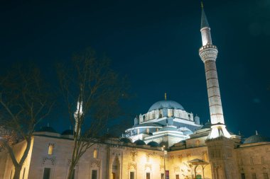 Bayezid ya da Beyazit Camii gece görüşü. İstanbul konsept fotoğrafını ziyaret edin. Ramazan veya İslami arkaplan fotoğrafı.