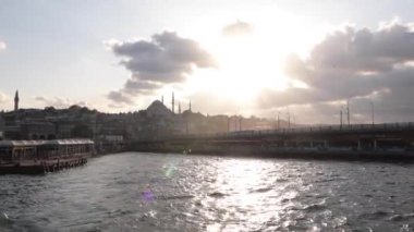 İstanbul feribottan gün batımında manzaralı. Süleyman Camii ve Galata Köprüsü. İstanbul Türkiye - 9.10.2023