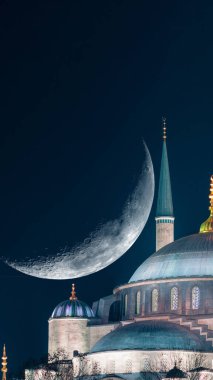 Sultanahmet Camii ya da Hilal Ay 'lı Mavi Cami. Metin için metin alanı ile Ramazan veya İslami veya laylat al-Qadr veya kadir gecesi konsepti dikey görüntüsü.
