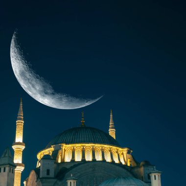 Cami ve hilal. Ramazan veya bayram mübarek veya laylat al-Qadr veya kadir geci konsept resmi.