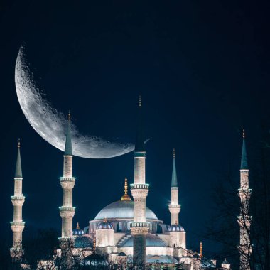 İslami konsept. Mavi cami ve hilal geceleri. Ramazan veya kadir gecesi veya laylat al-Qadr veya bayram mübarek konsept resmi.
