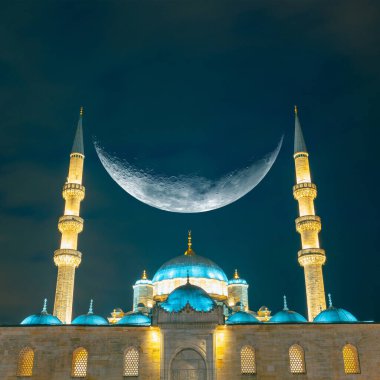 İslami konsept. Cami ve hilal minareler arasında. Ramazan veya laylat al-Qadr veya kadir gecisi kavramı.