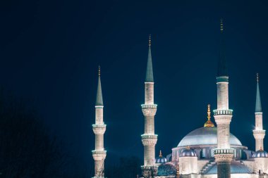 Metin için fotokopi alanı olan Ramazan veya İslami konsept fotoğraf. Sultanahmet Camii 'nin minareleri ve kubbesi ya da geceleri Mavi Cami. 