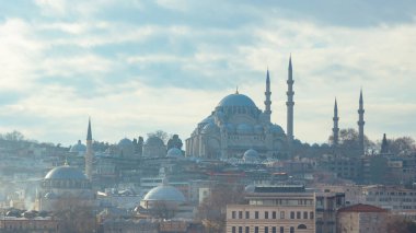 İstanbul manzaralı. Şehre sis çöken Süleyman Camii. İstanbul konsept fotoğrafını ziyaret et.