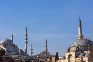 Eminonu ilçesinden Rustempasa Camii ve Süleyman Camii manzarası. İstanbul 'un arka plan fotoğrafını ziyaret et. Önplanda seçmeli odak.