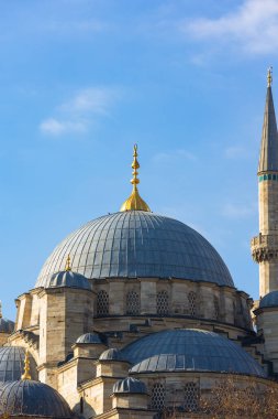 İslami arkaplan. Eminonu Yeni Camii 'nin mimari ayrıntıları veya Yeni Cami dikey görünümde.
