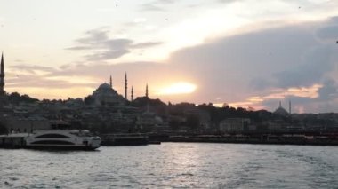 Günbatımında feribottan İstanbul manzarası. Ramazan veya İslami konsept video. İstanbul Türkiye - 9.30.2023