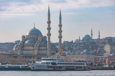 İstanbul arka plan fotoğrafı. Feribot ve Eminonu Yeni Cami veya Yeni Cami. İstanbul Türkiye - 12.30.2023