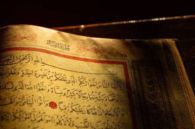 İslami arkaplan. Odaklanmış kutsal Kuran sayfası. Ramazan, İslami veya laylat al-Qadr veya kadir gecesi konsept fotoğrafı. İstanbul Türkiye - 12.29.2023