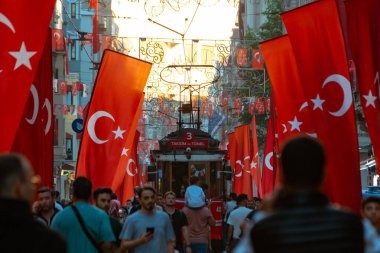 Türkiye konsept fotoğraflarının ulusal bayramları. İstiklal Caddesi 'nde halk ve Türk bayrakları var. İstanbul Türkiye - 10.28.2023