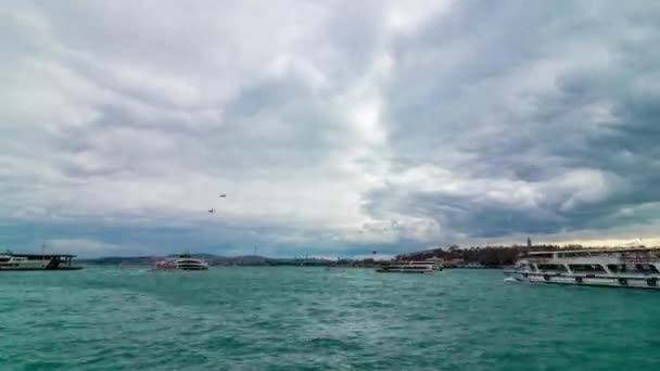 イスタンブールの時間は 雲と船の動きとガラタ橋からの映像を消去します イスタンブールのコンセプトタイムラフビデオをご覧ください イスタンブール トゥルメイ 2024 — ストック動画
