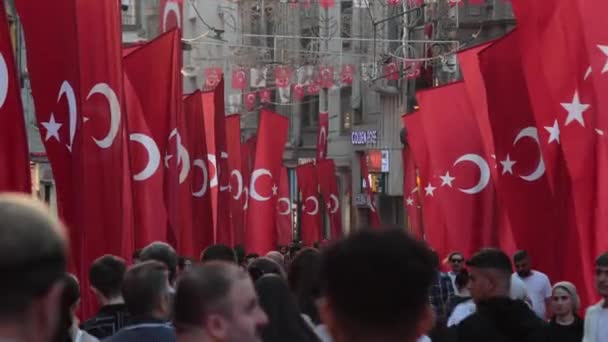 Turkiskt Folk Med Turkiska Flaggor Istiklal Avenue Nationella Helgdagar Turkiye — Stockvideo