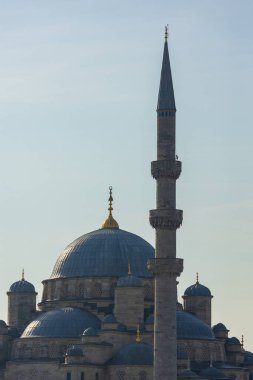 Cami arkaplan fotoğrafı. Ramazan veya İslami konsept dikey fotoğraf. Eminonu Yeni Camii veya İstanbul 'daki Yeni Cami.
