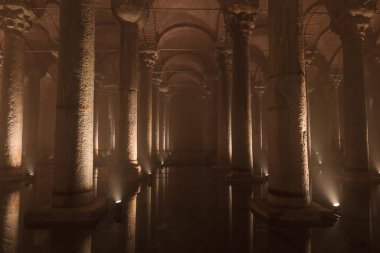 İçeriden bazilika sarnıç görüntüsü. İstanbul 'un simgeleri. İstanbul Türkiye - 8.3.2022