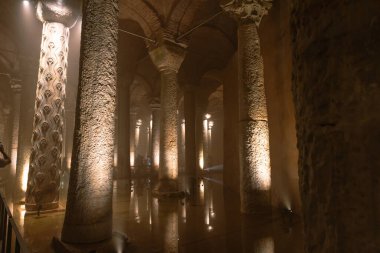 Yerebatan Sarnici namı diğer Bazilika Sarnıcı görüşü. İstanbul 'un arka plan fotoğrafını ziyaret et. İstanbul Türkiye - 8.3.2022