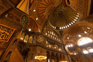 Ayasofya Camii 'nin iç manzarası. İstanbul Türkiye - 4.14.2023