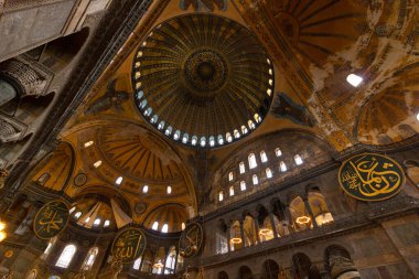 Ayasofya Camii ya da Ayasofya Kubbesi 'nin geniş açılı görüntüsü. İstanbul Türkiye - 4.14.2023
