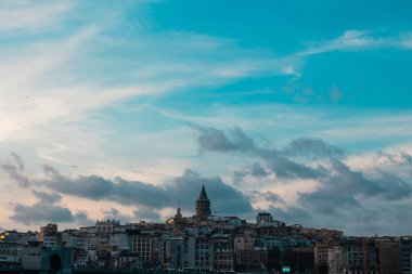 Galata Kulesi ve Karaköy bölgesi gökyüzü parçalı bulutlu. İstanbul konsept fotoğrafını ziyaret et.