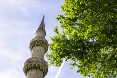 Minare ve ağaç. İslami veya ramazan veya laylat al-Qadr veya kadir gecesi konsept arkaplan fotoğrafı. 