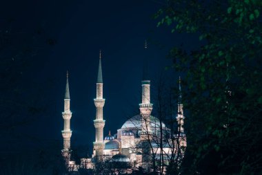 İslami ya da Ramazan konsepti fotoğrafı. Sultanahmet ya da Mavi Cami manzarası. Kadir gecesi veya laylat al-Qadr arkaplanı.