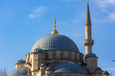 Ramazan veya İslami konsept fotoğraf. Eminonu Yeni Cami ya da Yeni Cami görünümü.