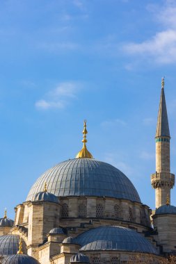 Eminonu Yeni Cami 'nin mimari detayları ya da Yeni Cami dikey fotoğrafı. Ramazan veya İslami kavram.