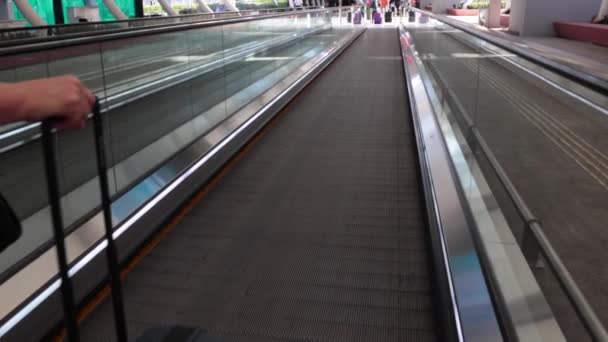 Ταξίδι Έννοια Αργή Κίνηση Βίντεο Επιβάτες Αποσκευές Στον Κινούμενο Διάδρομο — Αρχείο Βίντεο