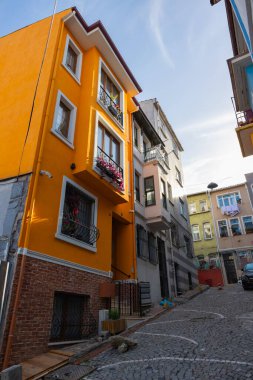 İstanbul 'un Balat ilçesinden bir sokak manzarası. İstanbul Türkiye - 11.5.2023