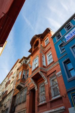 İstanbul 'un Fener ilçesindeki ünlü geleneksel evler. İstanbul Türkiye - 11.5.2023