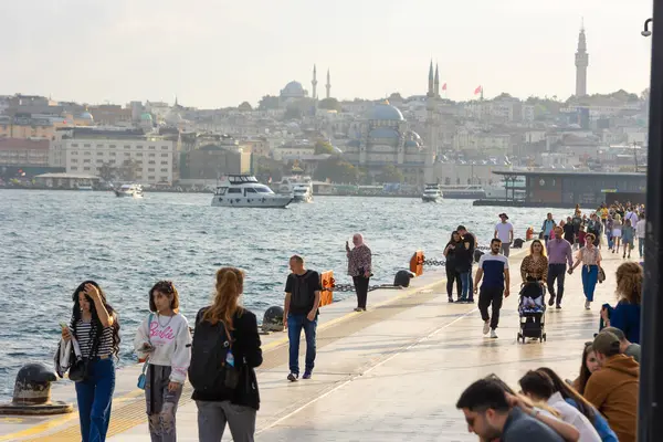 Arka planda Galataport rıhtımında ve İstanbul şehir manzarasında insanlar var. İstanbul Türkiye - 9.30.2023
