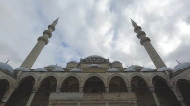 İslami veya Ramazan konsepti zaman aşımı görüntüleri. İstanbul 'daki Süleyman Camii. Laylat al-Qadr veya kadir gec4k video.