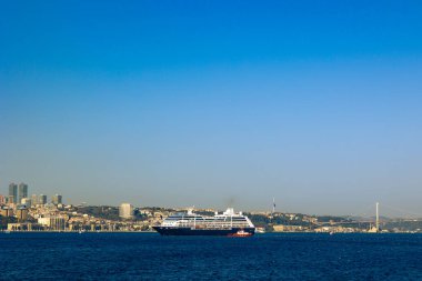 İstanbul 'un seyir gemisi ve şehir manzarası. İstanbul Türkiye - 10.20.2023