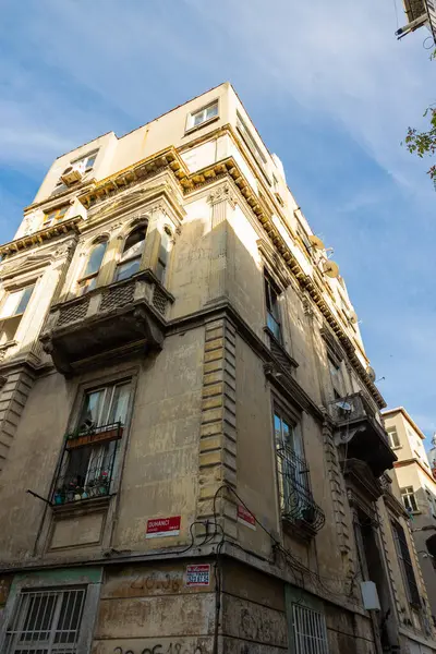 İstanbul 'un Balat ilçesinin tarihi evleri. İstanbul Türkiye - 11.5.2023