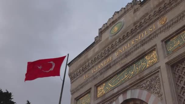 Historiska Huvudporten Till Istanbuls Universitet Och Viftande Turkisk Flagga Istanbul — Stockvideo