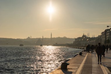 Günbatımında Galataport 'tan İstanbul manzarası. İstanbul Türkiye - 12.24.2022
