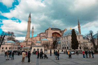 Ayasofya Camii ve turistler. İstanbul Türkiye - 3.2.2022