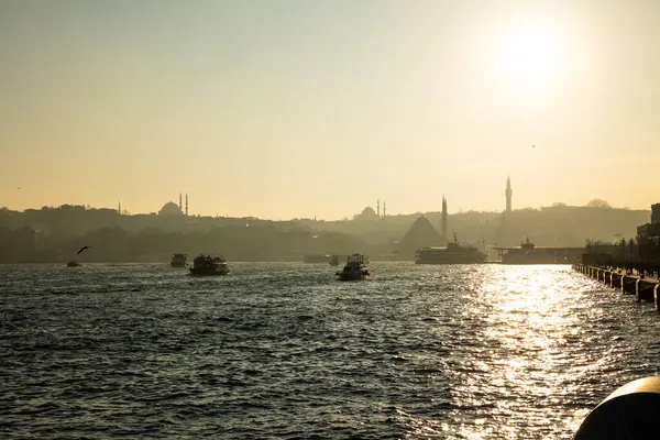 Galataport 'tan gün batımında İstanbul manzarası. İstanbul Türkiye - 12.24.2022