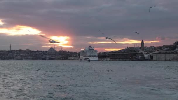 이스탄불은 항해와 페리에서 일몰에 이스탄불 슬로우 비디오 — 비디오
