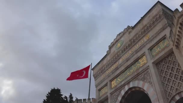 Hoofdpoort Van Universiteit Van Istanbul Met Vlag Van Turkiye Istanbul — Stockvideo