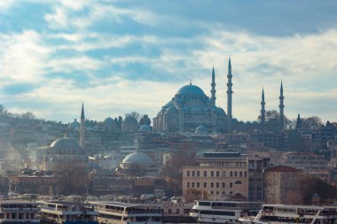 İstanbul arka plan fotoğrafı. Galata Köprüsü 'nden Süleyman Camii ve Eminonu ilçe manzarası. İstanbul Türkiye - 12.30.2023