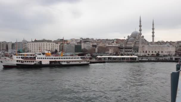 Färja Och Eminonu Distriktsutsikt Från Galatabron Istanbul Turkiye 2023 — Stockvideo